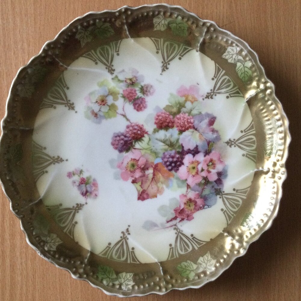 Vintage antique Leuchtenburg Germany porcelain plate gold scalloped berry floral